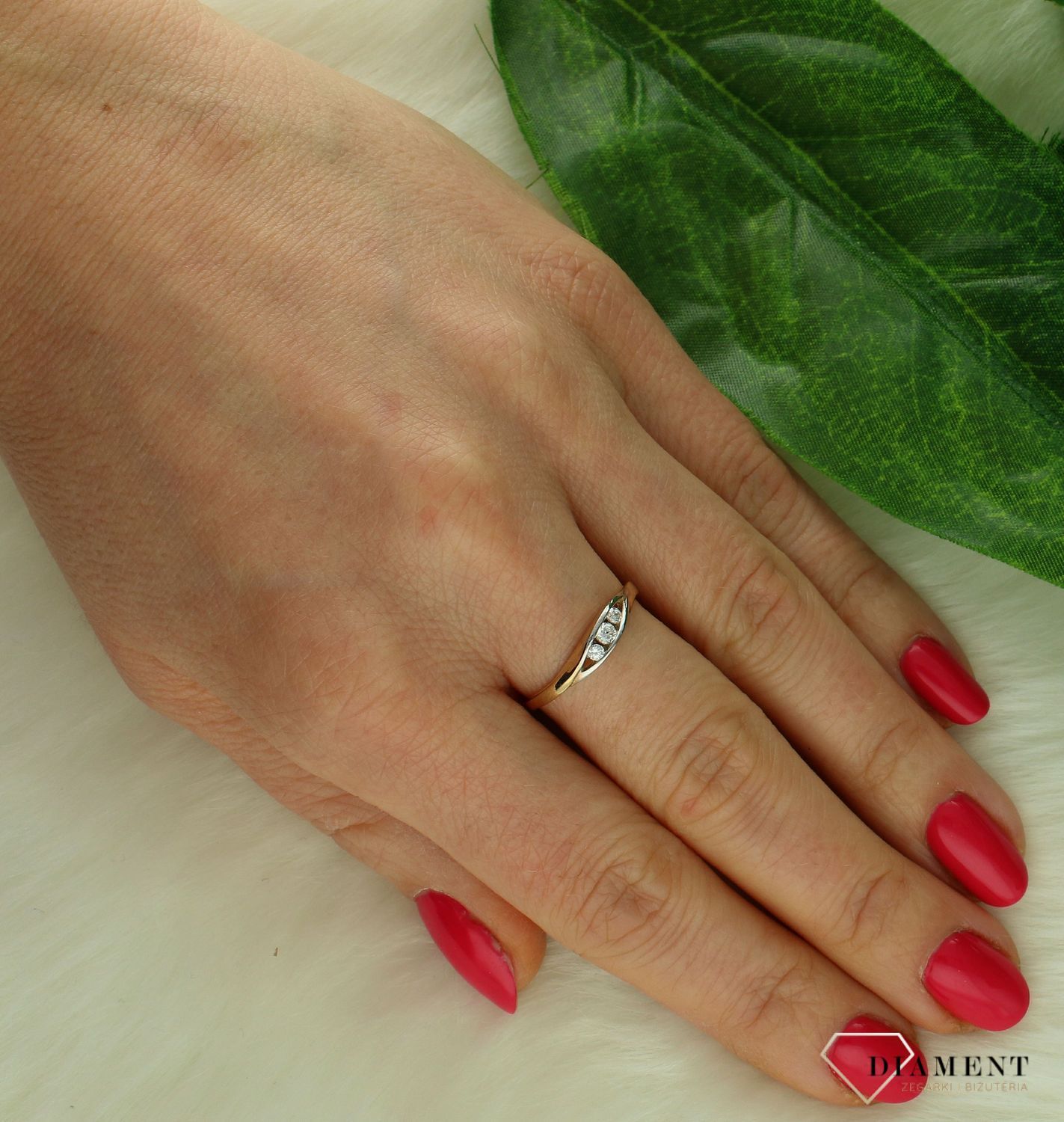 Złoty pierścionek damski 375 trzy cyrkonie zaręczynowy PI 1288 375.jpg